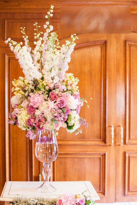 Nếu lễ thành hôn diễn ra trong nhà, các bình hoa lớn vẫn có thể là điểm nhấn nổi bật.